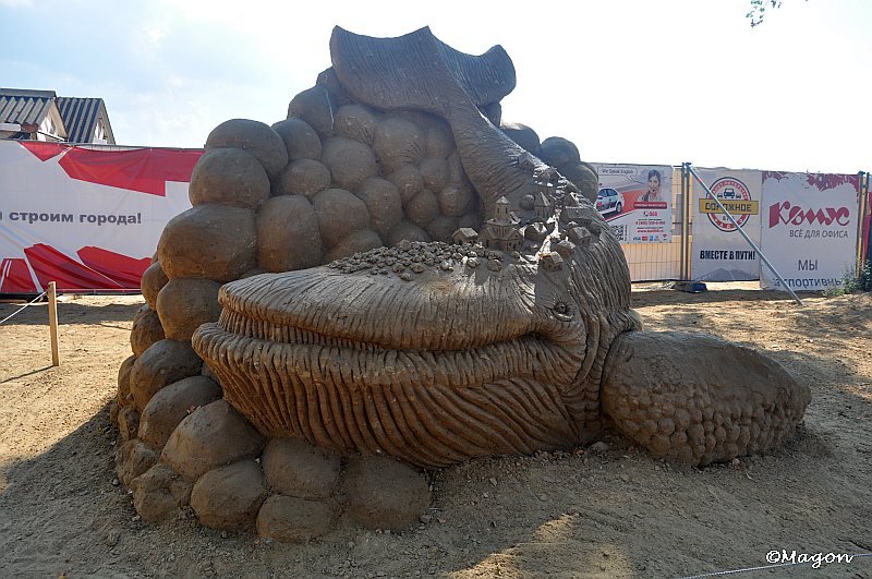 Sand Festival в России: скульптура кита с городом на спине
